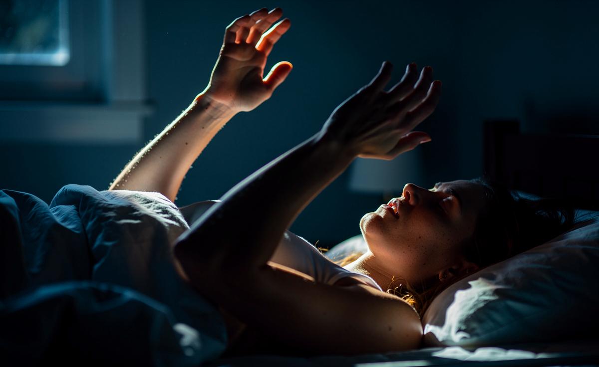 Coraz więcej osób budzi się, wyciągając ręce – psycholodzy wyjawiają zadziwiające powody