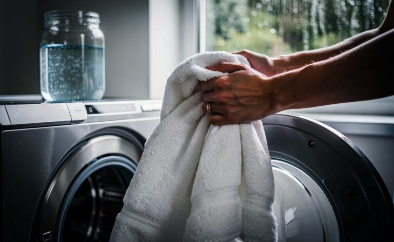 Dlaczego ludzie nagle zbierają deszczówkę do prania? Doświadczeni ludzie to tłumaczą